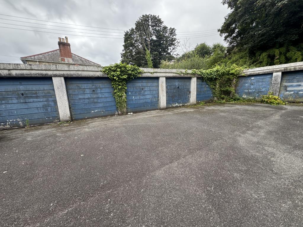 Lot: 18 - FOURTEEN FREEHOLD GARAGES AND FORECOURT - Garages